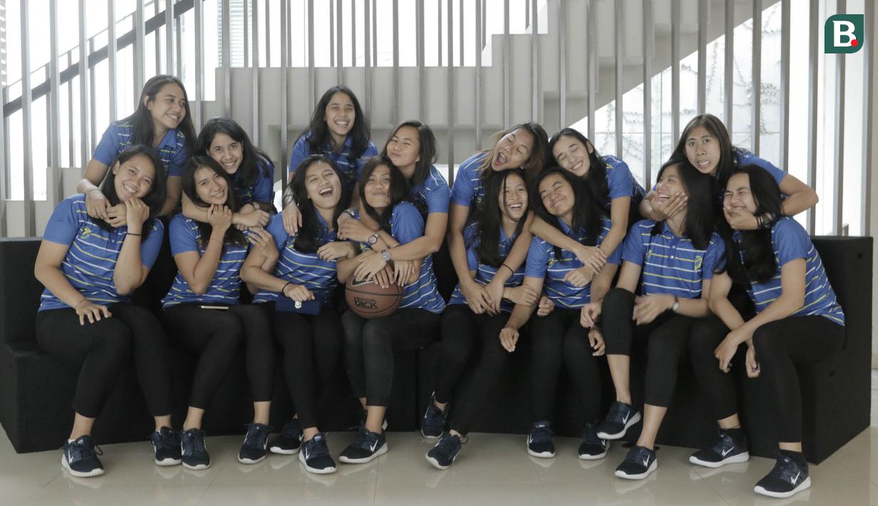 Pebasket Merpati Bali foto bersama saat berkunjung ke kantor Bola.com di Gondangdia, Jakarta, Jumat (16/3/2018). Dalam kunjungan tersebut para penggawa Merpati Bali berbagi cerita tentang persiapan Srikandi Cup 2018 seri ketiga. (Bola.com/M Iqbal Ichsan)