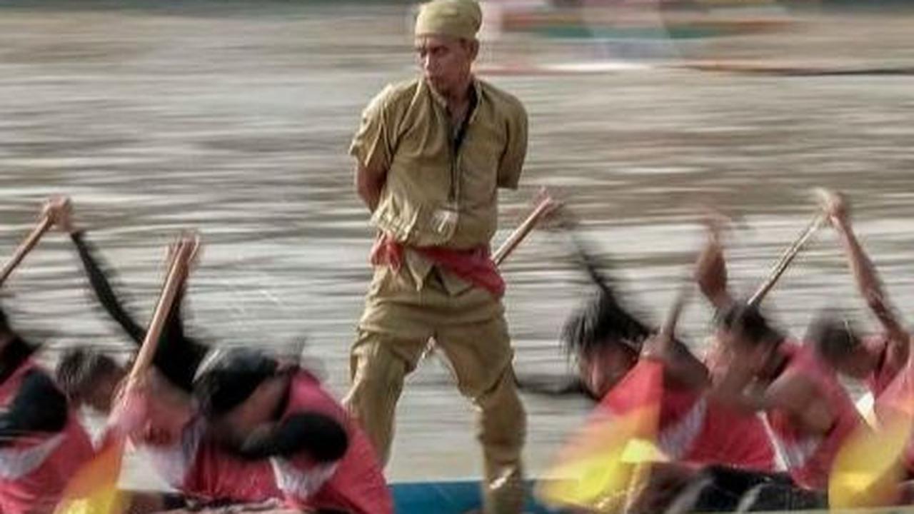 Dari puluhan peserta yang ada di atas jalur, mereka memiliki tugas yang berbeda-beda. 

Pertama ada yang bertugas sebagai Tukang Concang atau komandan pemberi aba-aba. 

Kemudian Tukang Pinggang atau juru mudi, dan Tukang Onjai yang memberi irama di b