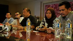 Kuasa Hukum Sutan Bhatoegana, Eggy Sujana (tengah) dalam jumpa pers terkait pengajuan Praperadilan terhadap KPK, Jakarta, Kamis (26/2/2015). Sutan memastikan akan mengajukan gugatan praperadilan terkait penetapan tersangkanya. (Liputan6.com/Johan Tallo)