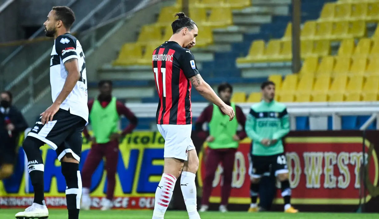 Striker AC Milan, Zlatan Ibrahimovic (kanan) berjalan meninggalkan lapangan usai menerima kartu merah saat menghadapi Parma dalam laga lanjutan Liga Italia 2020/2021 pekan ke-30 di Ennio-Tardini Stadium, Parma, Sabtu (10/4/2021). AC Milan menang 3-1 atas Parma. (AFP/Alberto Pizzoli)