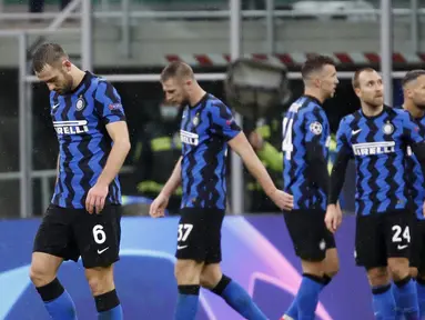 Para pemain Inter Milan tertunduk lesu saat meninggalkan lapangan usai bertanding melawan Shakhtar Donetsk dalam laga lanjutan Grup B Liga Champions di stadion San Siro di Milan, Italia, Kamis (10/12/2020). Inter Milan hanya bermain imbang 0-0 dengan Shakhtar Donetsk. (AP Photo/Antonio Calanni)