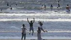 Orang-orang menikmati Pantai Shonan untuk menyejukkan diri dari teriknya musim panas di Fujisawa, dekat Tokyo, Selasa, (11/8/2020). (AP / Koji Sasahara)