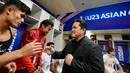 <p>Ketua Umum PSSI, Erick Thohir (kanan) memberikan selamat kepada para pemain Timnas Indonesia U-23 setelah menang atas Korea Selatan U-23 pada babak adu penalti dalam laga perempat final Piala Asia U-23 2024 di Abdullah bin Nasser bin Khalifa Stadium, Qatar, Jumat (26/04/2024) WIB. (Dok. PSSI)</p>