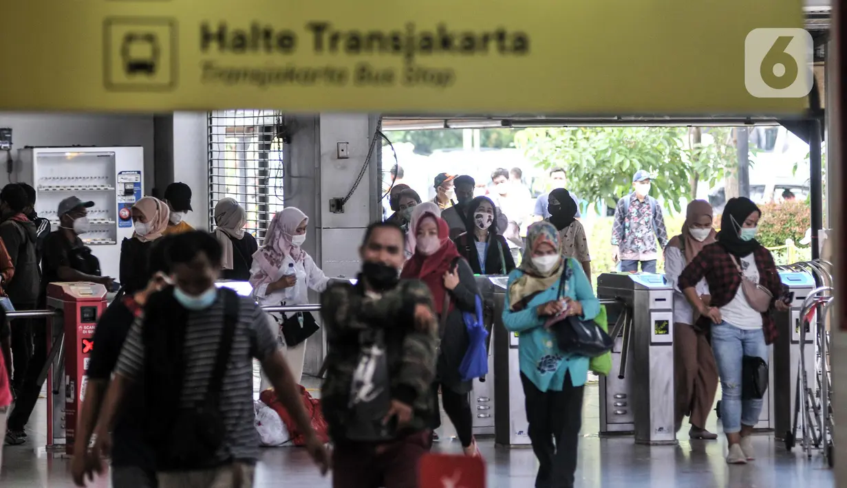 Calon penumpang saat hendak menggunakan KRL di Stasiun Tanah Abang, Jakarta, Selasa (15/3/2022). Program JakLingko mencakup sistem transportasi dengan rute, manajemen, maupun pembayaran terintegrasi. (merdeka.com/Iqbal S. Nugroho)