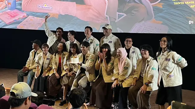 Jajaran cast, produser, sutradara, dan penulis dalam konferensi pers trailer dan poster film People Pleaser yang digelar di Jakarta, (12/10/2026). (Liputan6.com/Afradhiya N. R)