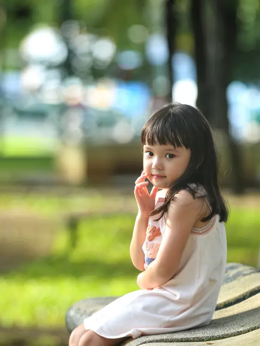 Gempita Nora Marten syuting video klip girl band anak-anak KAZUMI berjudul Nakal Ih di Taman Menteng Bintaro, Tangerang Selatan, Banten, Senin (3/2/2020). (Adrian Putra/Fimela.com)