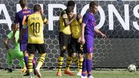 Para pemain Borussia Dortmund merayakan gol ke gawang Liverpool pada laga International Champions Cup 2018 di Bank of America Stadium, Charlotte. (AFP/Jim Watson)
