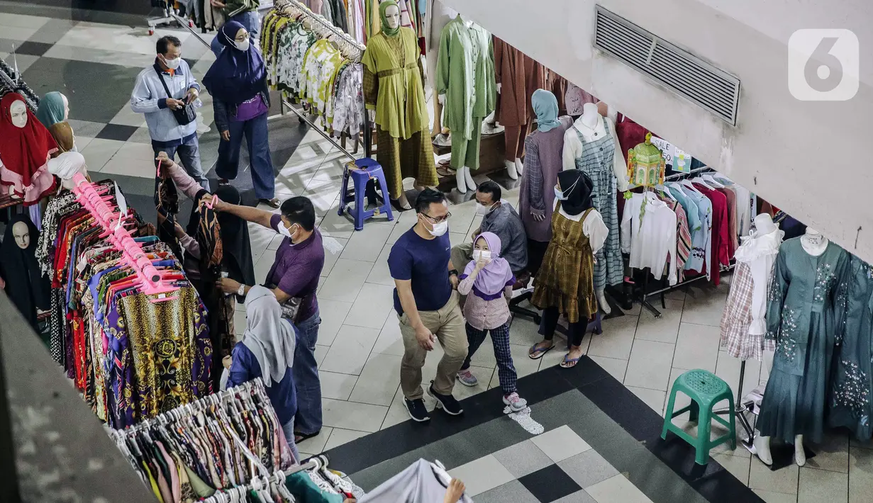 Pengunjung saat berbelanja di Pasar Tanah Abang, Jakarta, Minggu (10/10/2021). Dilonggarkannya kebijakan PPKM di Jakarta membuat aktivitas perdagangan di Pasar Tanah Abang kembali bangkit. (Liputan6.com/Faizal Fanani)