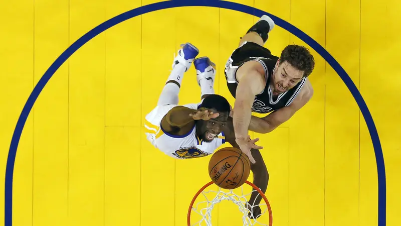 Penggawa Golden State Warriors, Draymond Green, berduel dengan center San Antonio Spurs, Pau Gasol, pada gim kedua final Wilayah Barat playoffs NBA. Warriors sejauh ini mencatat 10-0. 