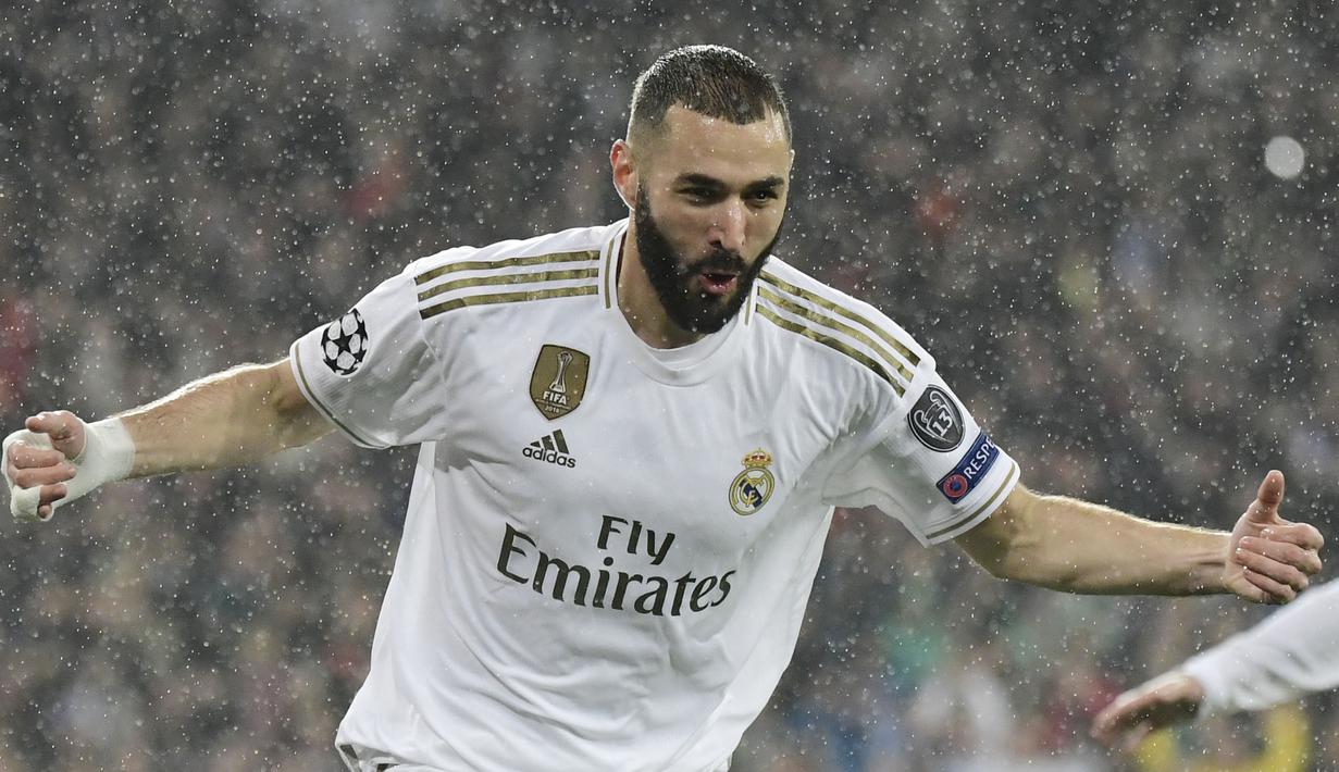 2. Karim Benzema (Real Madrid) - Sebagai pemilik nomor punggung 9 di Real Madrid, Benzema memang terbukti dalam mencetak gol. Striker berumur 32 tahun ini telah mencetak 14 gol dan 6 assist dari 26 penampilannya bersama Real Madrid di kompetisi La Liga. (AFP/Javier Soriano)