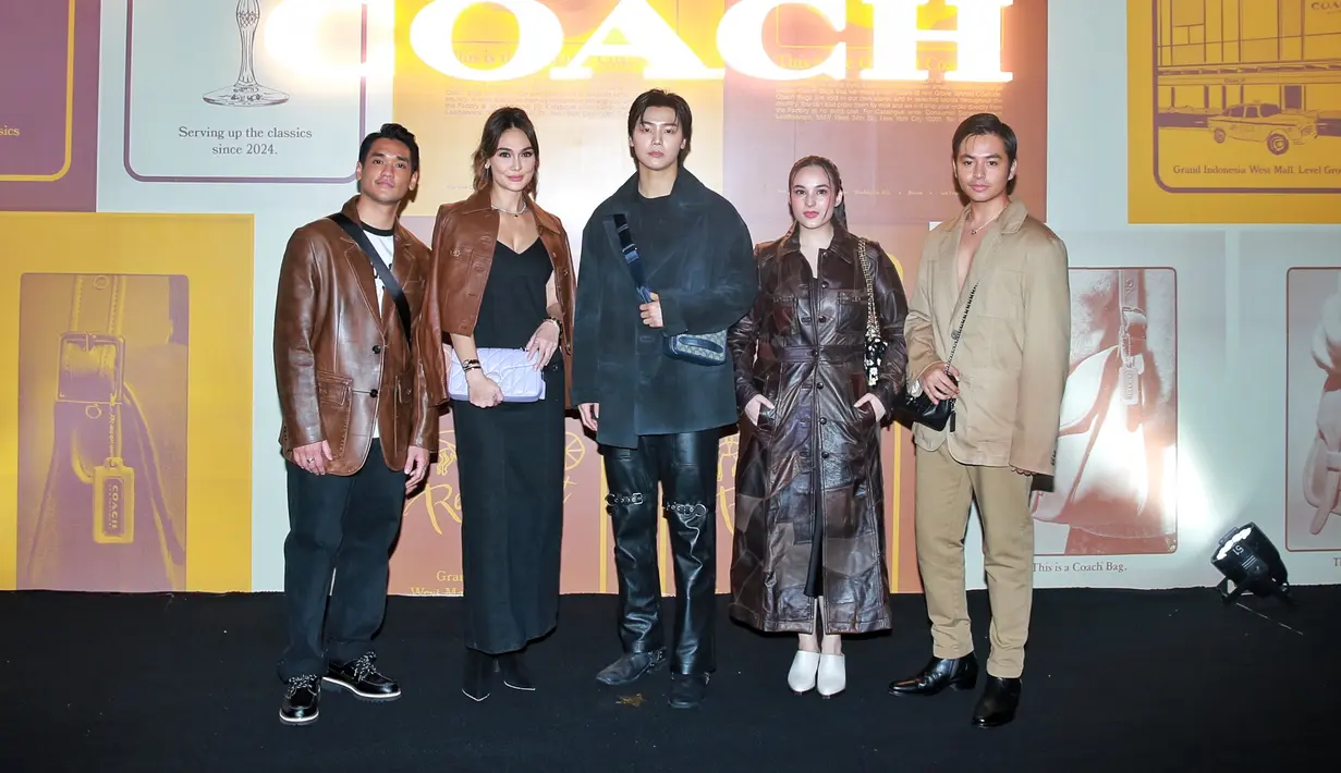 Penampilan penuh pesona Luna Maya juga tak kalah menarik perhatian. Luna tampil simpel dengan dress hitam bertali spageti, ditumpuknya dengan leather jacket cokelat, boots heels hitam, dan membawa clutch bag berwarna ungu muda. [Foto: Document FIMELA/Adrian Putra]