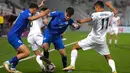 Tak lama usai peluang satu lawan satu Mueanta dihalau kiper, Thailand mencetak gol pada menit ke-48. Chaided menyambar bola liar hasil sundulan Supachok Sarachat yang membentur bek Kirgistan. (AP Photo/Thanassis Stavrakis)
