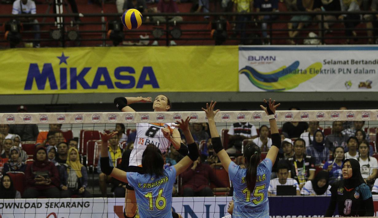Pevoli Jakarta BNI 46, Lindsay Stalzer, melakukan smash saat melawan Bandung Bank BJB pada perebutan tempat ketiga Proliga 2019 di GOR Among Rogo, Yogyakarta, Sabtu (23/2). BNI 46 menang 3-1 atas BJB. (Bola.com/Yoppy Renato)