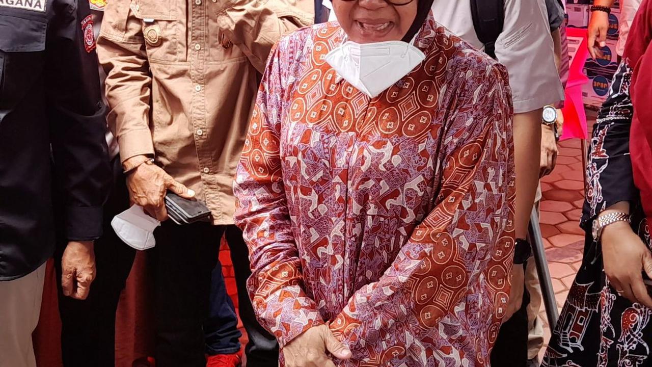 Saat Mensos Risma Bercengkrama & Beri Santunan ke Korban Banjir dan Longsor di Pesisir Selatan