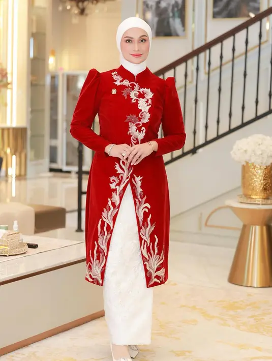 Putri Zulhas memilih kebaya janggan velvet merah dengan bordiran bernuansa merah-putih yang patriotic. Rok dan hijab putih melengkapi penampilannya, menciptakan harmoni warna yang kontras sekaligus berkelas. [@putri_zulhas].