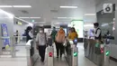 Penumpang memindai kode batang (QR code)  sebelum menaiki moda transportasi MRT di Jakarta, Selasa (15/11/2022). Penyesuaian jadwal operasi ini merupakan tindak lanjut dari Kepala Dinas Perhubungan Pemprov DKI nomor 486 tahun 2022 tentang Petunjuk Teknis Pengaturan Kapasitas Angkut Dan Waktu Operasional Sarana Transportasi Pada Masa Pemberlakuan Pembatasan Kegiatan Masyarakat Level 1. (Liputan6.com/Herman Zakharia)