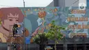 Suasana saat para muralis perempuan menyelesaikan pembuatan mural pada dinding di kawasan Juanda, Jakarta, Rabu (16/6/2021). Mural tersebut berjudul "Setara Berkarya untuk Ibu Pertiwi". (merdeka.com/Imam Buhori)