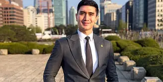 Kunjungan kerja ke Korea Selatan, Verrel Bramasta tampil bak Oppa di drama Korea. Ia tampil mengenakan setelan jas hitam dipadukan inner kemeja putih dan dasi hitamnya. [@bramastavrl]