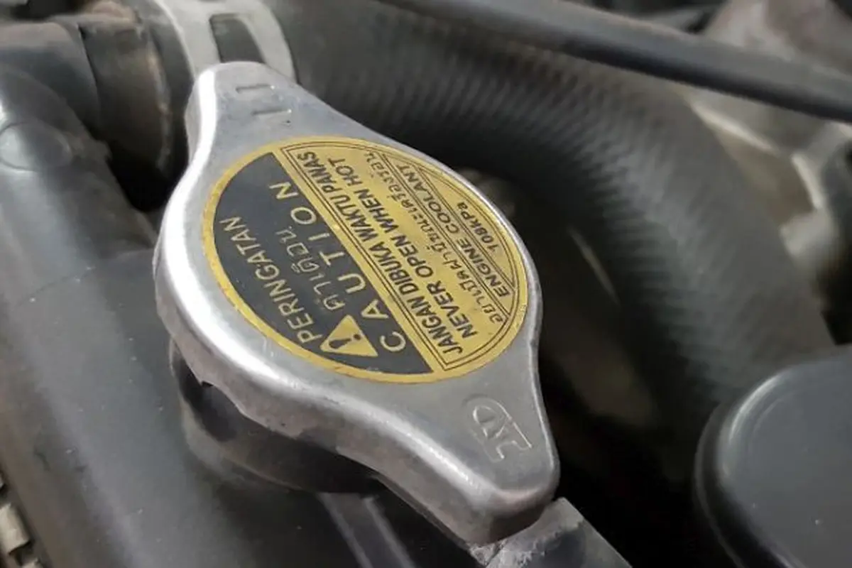 Begini Ciri-Ciri Radiator Mobil yang Sudah Bocor (Auto2000)