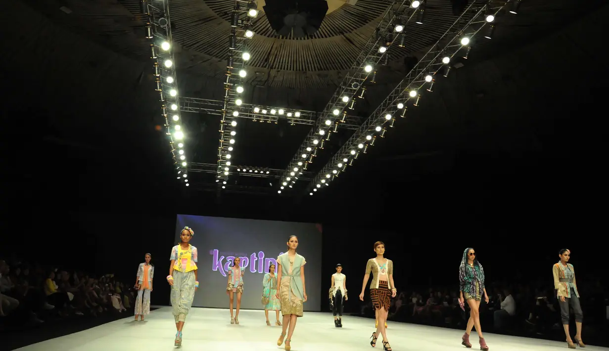 Indonesia Fashion Week (IFW) 2014 kembali menggelar  penampilkan rancangan anak muda kebaya modern dan dinamis dalam Lomba Rancang Kebaya 2014 Majalah Kartini di Jakarta Convention Center, Jakarta, Sabtu (22/2/2014) (Liputan6.com/Rini Suhartini).