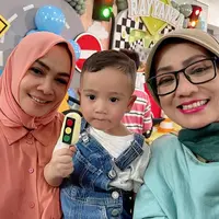 Potret Rieta Amilia bersama Rayyanza di hari ulang tahunnya (Sumber: Instagram/@rieta_amilia)