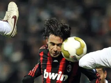 AC Milan's forward Filippo Inzaghi tries to head the ball just before scoring during Werder Bremen vs AC Milan UEFA Cup round of 32 match in Bremen February 18, 2009. AFP PHOTO/JOHN MACDOUGALL