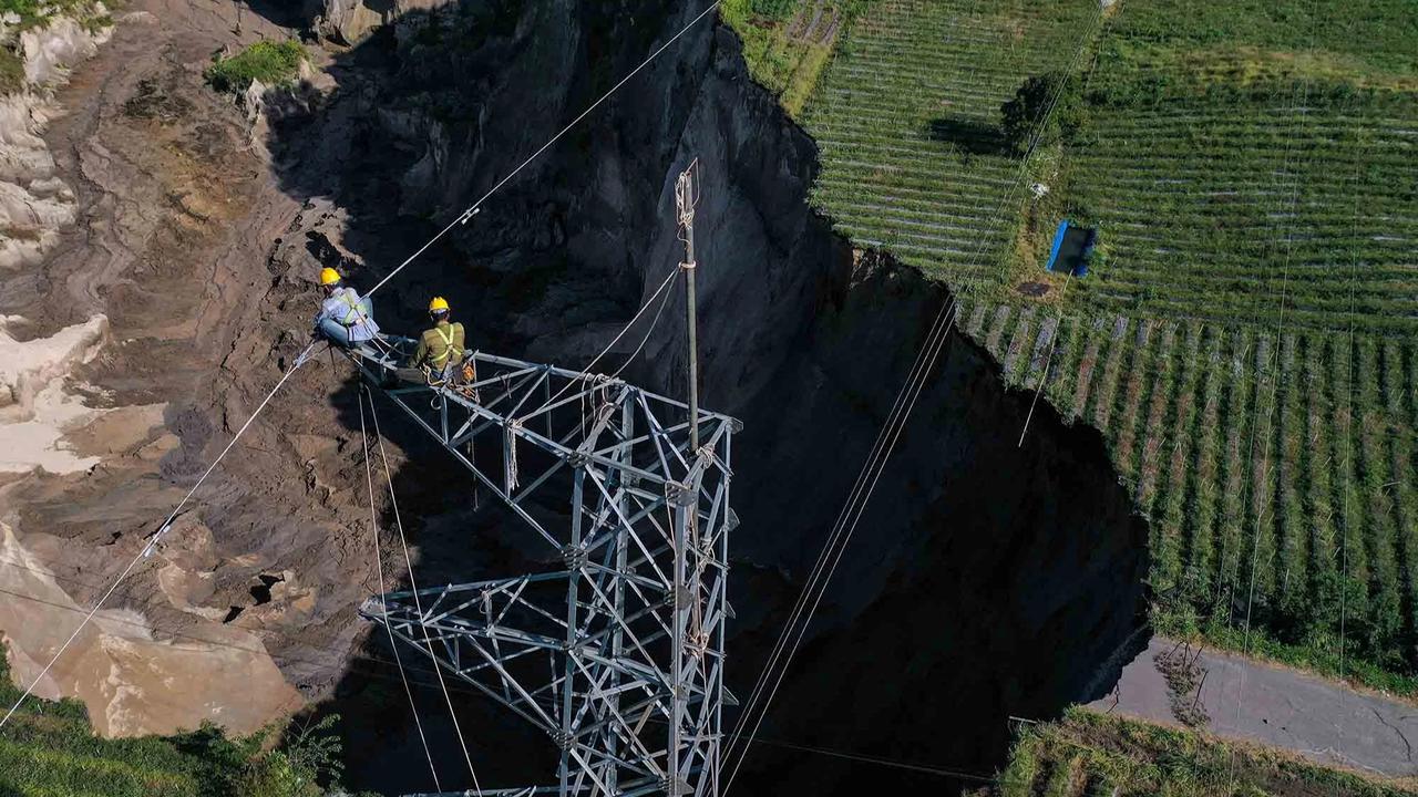 FOTO: Lubang Raksasa di Aceh Tengah Terus Meluas Ancam Permukiman dan Infrastruktur