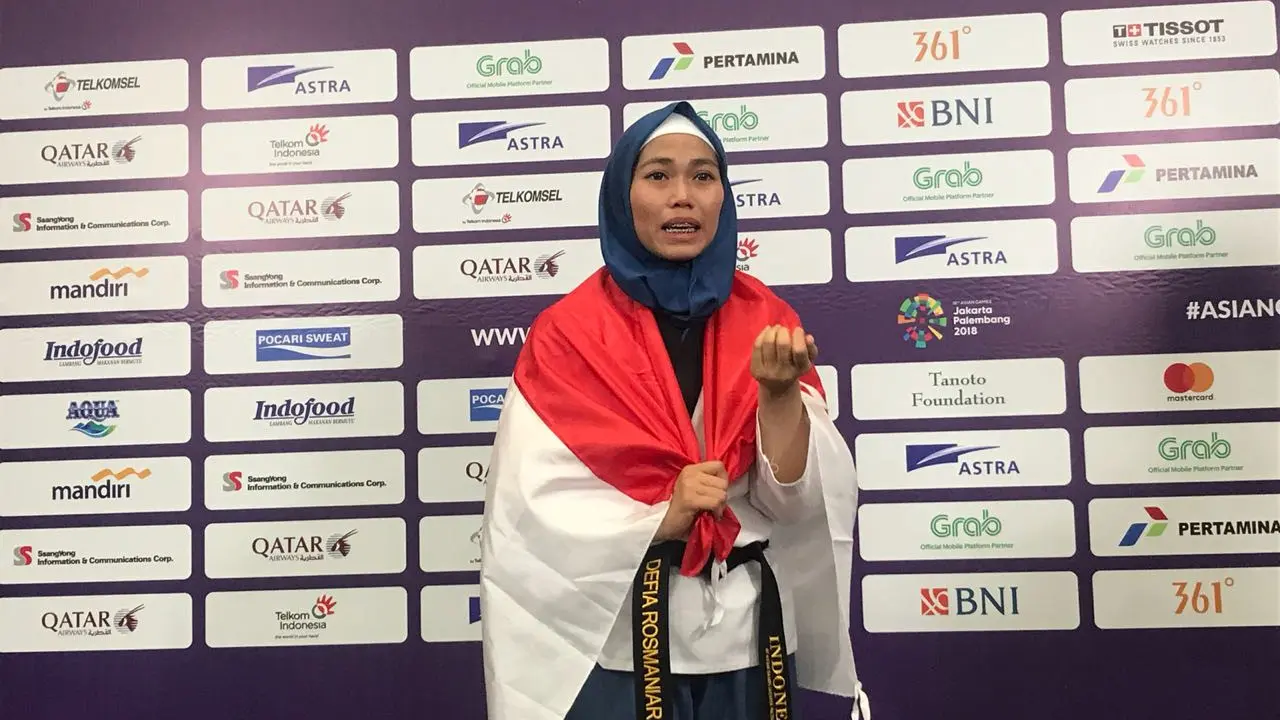 Atlet taekwondo Indonesia, Defia Rosmaniar, meraih medali emas di Asian Games 2018 (Liputan6.com / Ahmad Fawwaz Usman)