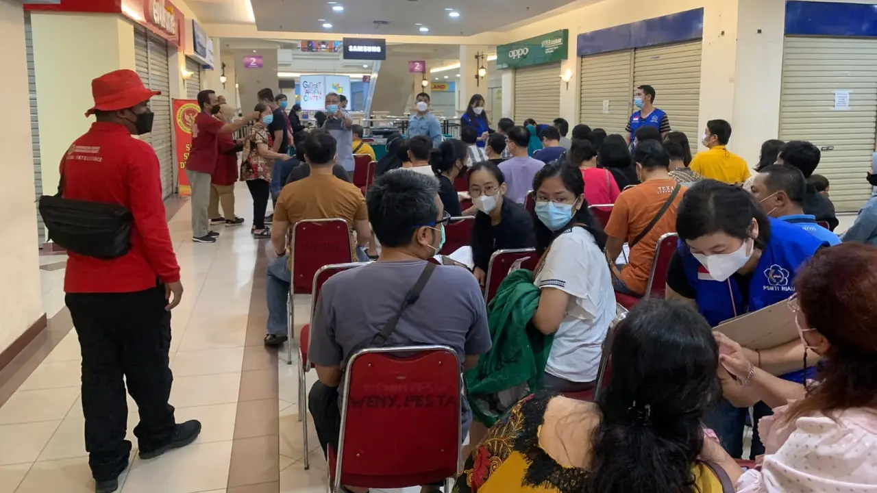 Binda Riau menggelar vaksinasi di mal Pekanbaru. (Istimewa)