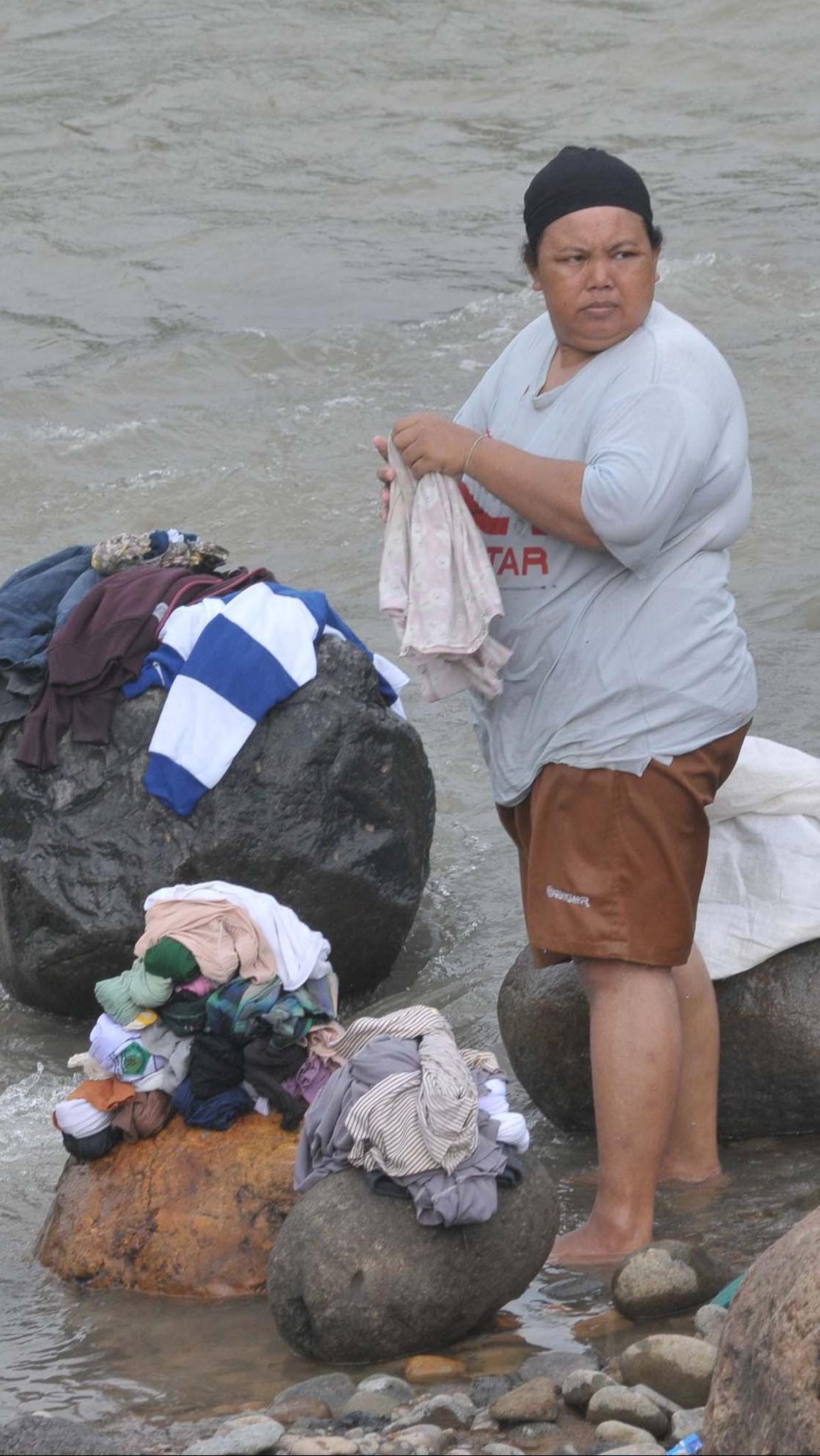 Warga pun terpaksa memanfaatkan aliran kali untuk memenuhi kebutuhan hidup mereka.&nbsp;Foto: Merdeka.com/Imam Buhori