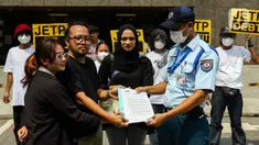 Aktivis yang tergabung dalam gerakan #BersihkanIndonesia menggelar aksi teatrikal dan penyerahan dokumen Rencana Investasi dan Kebijakan Komprehensif (CIPP) dan Just Energy Transition Partnership (JETP) di depan Kedutaan Besar Jepang, Jakarta, Senin (20/11/2023). (Liputan6.com/Herman Zakharia)