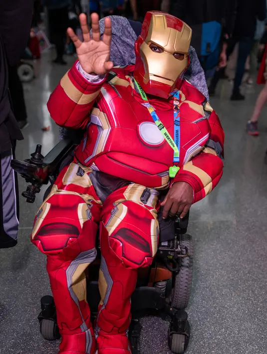 Seorang cosplayer mengenakan kostum Iron Man berpose saat menghadiri New York Comic Con 2019 di Jacob K. Javits Convention Center, Kamis (3/10/2019). Comic Con menjadi salah satu gelaran acara yang paling dinanti para pecinta komik maupun film. (Charles Sykes/Invision/AP)