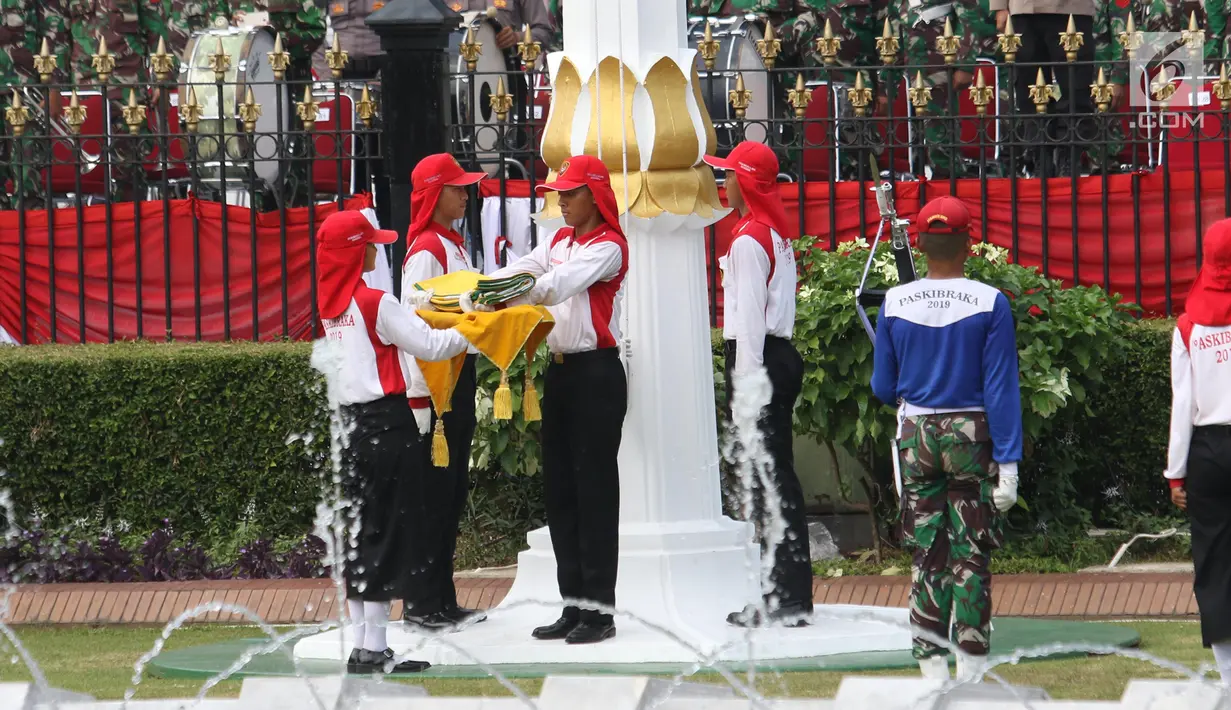 Paskibraka Nasional 2019 mengikuti gladi kotor kedua pengibaran bendera di Istana Negara, Rabu (14/8/2019). Ini menjadi rangkaian proses pembiasaan sekaligus penggemblengan menuju tugas utama pada saat Peringatan Detik-detik Proklamasi, 17 Agustus 2019. (Liputan6.com/Angga Yuniar)