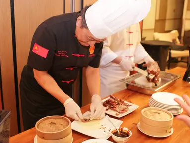 Chef Yuan Chaoying mendemonstrasikan sajian Peking Duck Andalannya di JIA. (Liputan6.com/Pool/Shagri-La Hotel)