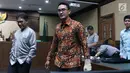 Gubernur nonaktif Jambi, Zumi Zola saat jeda sidang lanjutan dugaan suap dan gratifikasi di Pengadilan Tipikor, Jakarta, Senin (29/10). Sidang mendengar keterangan terdakwa kasus dugaan suap dan gratifikasi, Zumi Zola. (Liputan6.com/Helmi Fithriansyah)