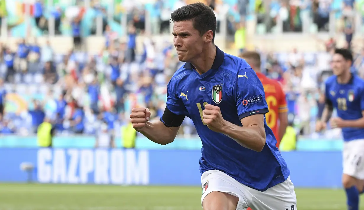 Akhirnya Italia membuka skor di menit ke-38 melalui gelandang Matteo Pessina. Dirinya sukses meneruskan umpan dari tendangan bebas yang dilepaskan Marco Verratti. Italia unggul 1-0 dan bertahan hingga turun minum. (Foto: AP/Pool/Alberto Lingria)