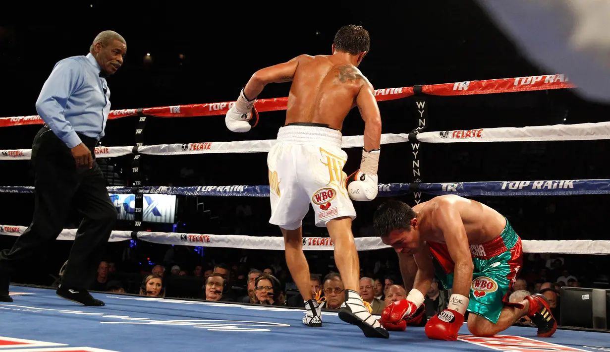Wasit Robert Byrd saat memimpin laga antara Vasyl Lomachenko melawan Romulo Koasicha di Las Vegas, Sabtu (7/11/2015). Robert Byrd akan menjadi wasit yang memimpin laga tinju antara Floyd Mayweather dan Conor McGregor. (AFP/Steve Marcus)
