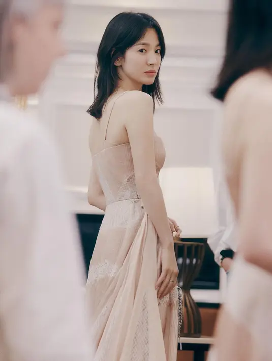 Menawannya Song Hye Kyo dengan rambut pendek sebahu yang dilayer dan memiliki sedikit poni. [Foto: Instagram/kyo1122]