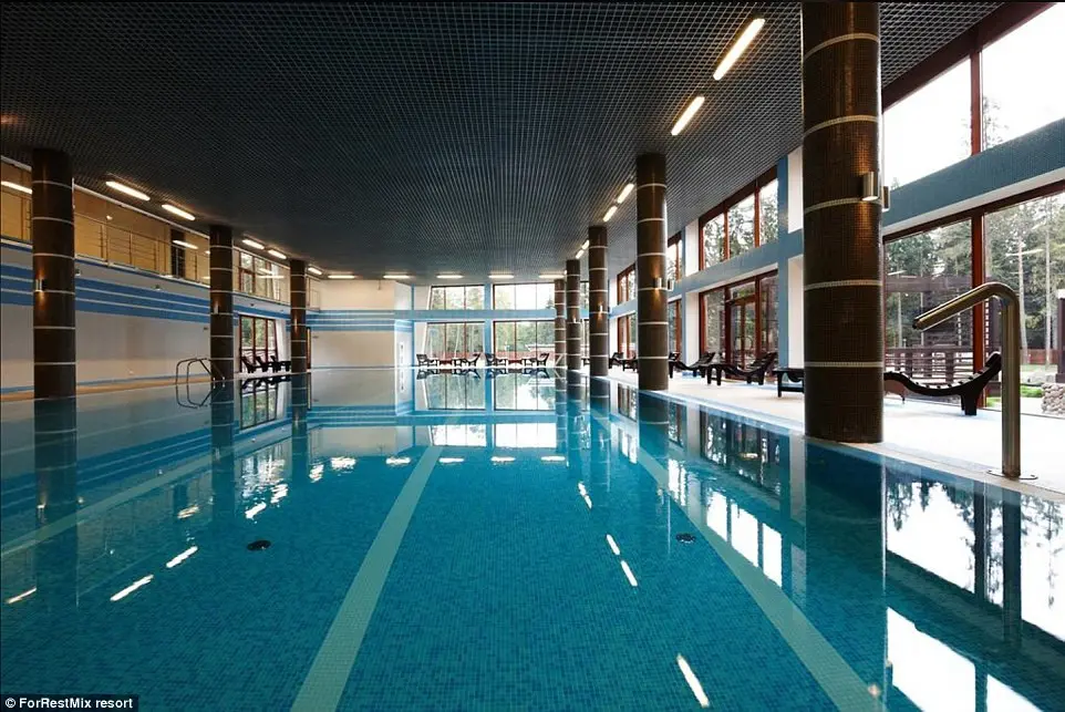 Fasilitas kolam renang Hotel ForRest Mix Club, yang akan menjadi tempat menginap timnas Inggris di Rusia (Daily Mail). 