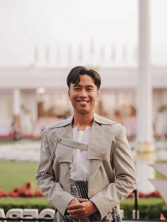 Vidi Aldiano salah satu penyanyi yang memeriahkan peringatan HUT ke-77 RI di Istana Negara Jakarta, Rabu (17/8/2022). Untuk pergelaran istimewa, ia pun tampil cetar. Pelantun “Nuansa Bening” membawakan dua nomor pembakar semangat cinta Tanah Air karya sang maestro Gombloh, “Kebyar-kebyar” dan “Berkibarlah Bendera Negeriku.” (Foto: Dok. Instagram @vidialdiano)