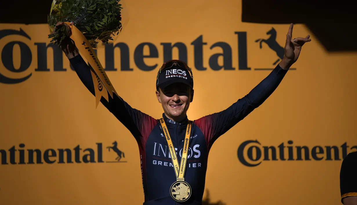 Pebalap tim Ineos Grenadiers, Thomas Pidcock melakukan selebrasi usai menjadi pemenang pada Stage 12 Tour de France 2022 yang menempuh rute sepanjang 165,1 km dari Briancon hingga L'Alpe-d'Huez, di Pegunungan Alpen, Prancis, Jumat (14/07/2022). (AP/Thibault Camus)