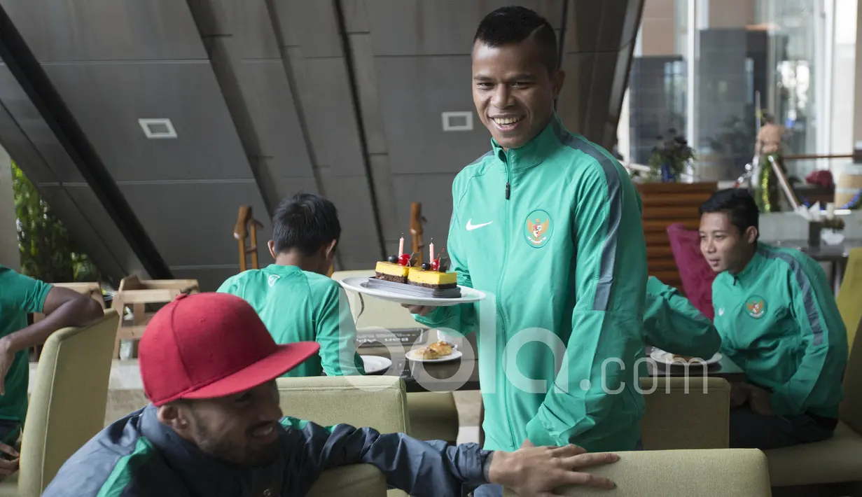 Manahati Lestusen medapat ucapan selamat ulang tahun dari rekannya Stefano Lilipaly  di Hotel Grand Fourwings, Thailand. (Bola.com/Vitalis Yogi Trisna) 