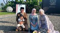 Ridwan Kamil dan Atalia bersama kedua anak mereka mengenang Eril. (Dok: Instagram @ataliapr)