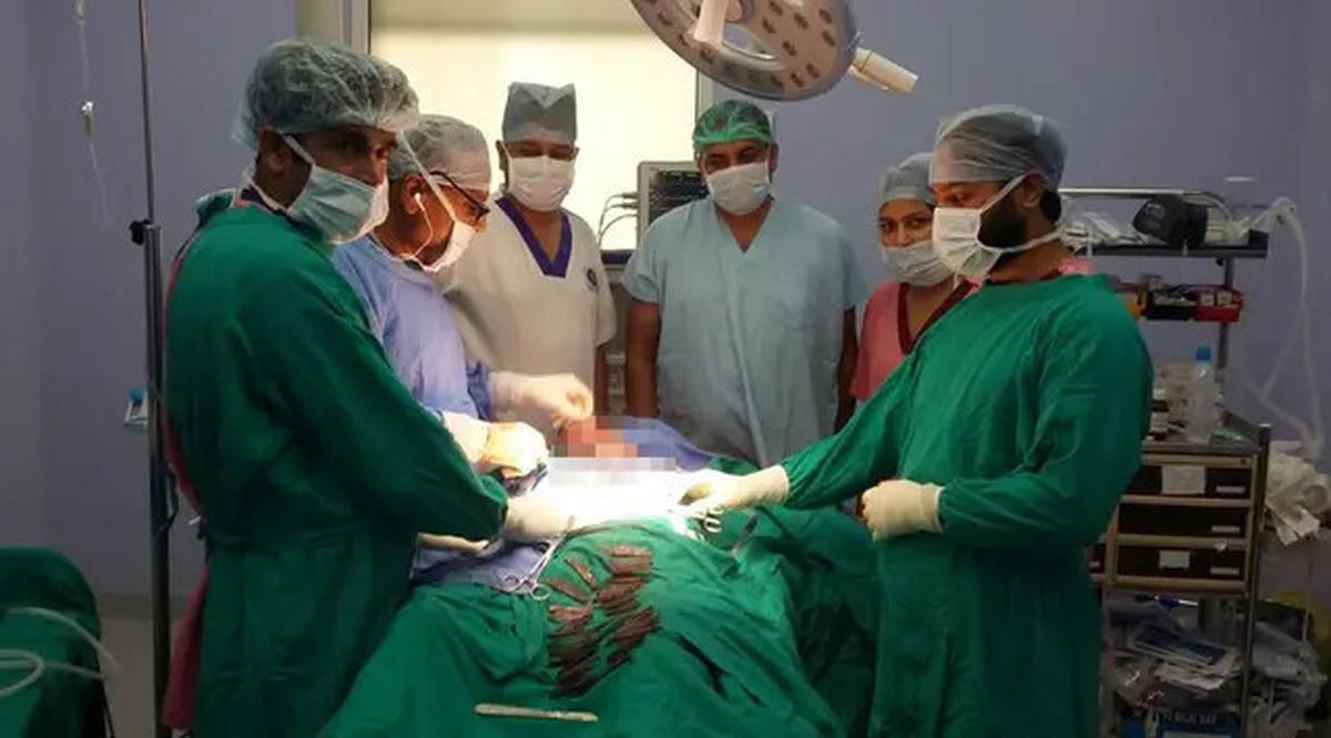 Kecanduan Media Sosial, Cowok Ini Sengaja Telan Kunci hingga Pemotong Kuku