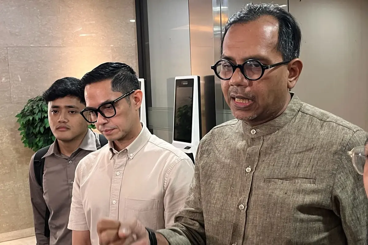 Dude Harlino Serahkan Honor Brand Ambassado PT DSI ke Bareskrim