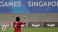 Gelandang timnas Indonesia U-23, Evan Dimas Darmono menadahkan tangan ke atas saat berlaga melawan Filipina di penyisihan Grup A Sea Games 2015 di Stadion Jalan Besar, Singapura, Selasa (9/6/2015). Indonesia unggul 2-0. (Liputan6.com/Helmi Fithriansyah)