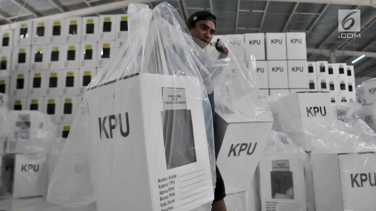Perakitan Kotak Suara di Gudang KPUD Bekasi