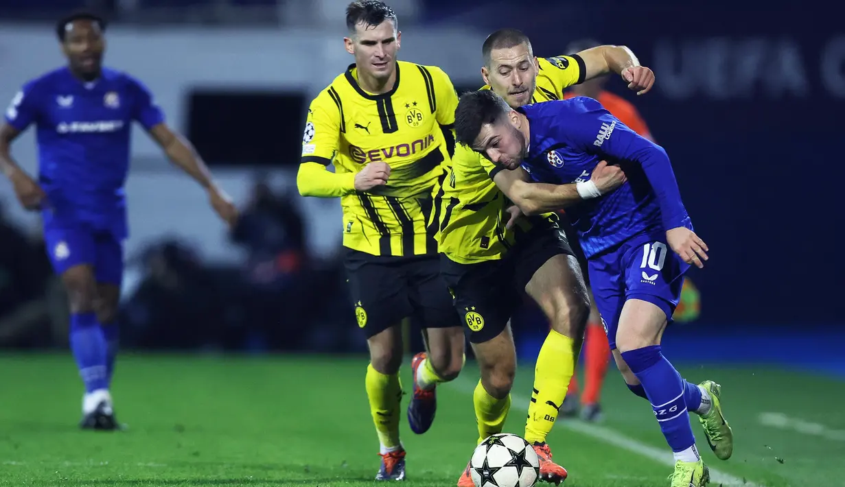 Memulai babak pertama, Die Borussen mengambil inisiatif menguasai tempo pertandingan dan langsung menekan pertahanan Dinamo Zagreb. (Damir SENCAR/AFP)