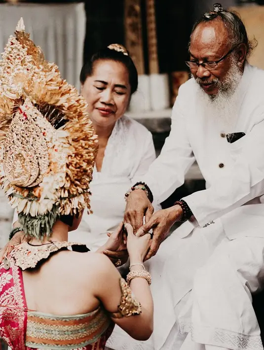 Sebuah kabar terdengar bahwa antara Nora Alexandra dan Jerinx SID akan menikah pada bulan November nanti. Namun belum ada kepastian dari kedua belah pihak yang mengumumkan kapan pasti tanggal pernikahan mereka berdua. (Liputan6.com/IG/@ncdpapl)