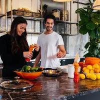 Ilustrasi orang memasak manakan bergizi. (Foto: Unsplash/Jason Briscoe)